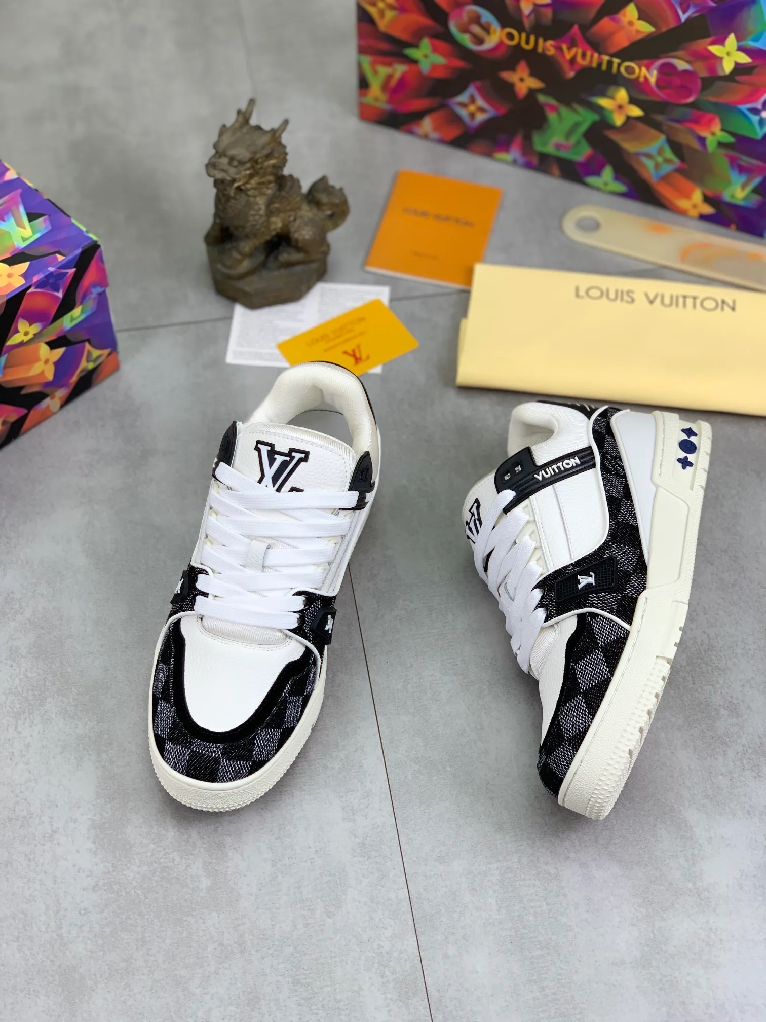 Men's shoes 💰P580 New style 💰💎💎Latest color High version 2025Louis*Vuitto* LV Traine Catwalk TRAINER outsole and fabric private model A shoe that definitely costs a lot of money and effort. This series was designed after the arrival of Vifgil. It is favored by many fans every season. Original TPU outsole Original packaging Men's size: 38-45 (46 can be customized) Color: White available (available from stock, super fast delivery)